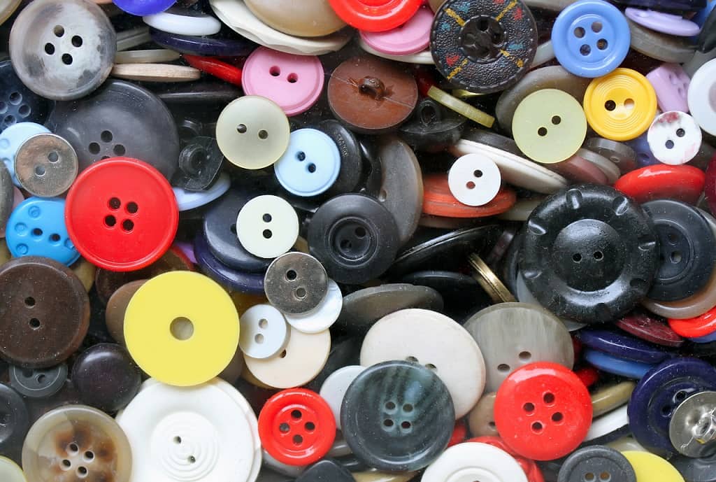Resultado de imagen para coser botones a maquina