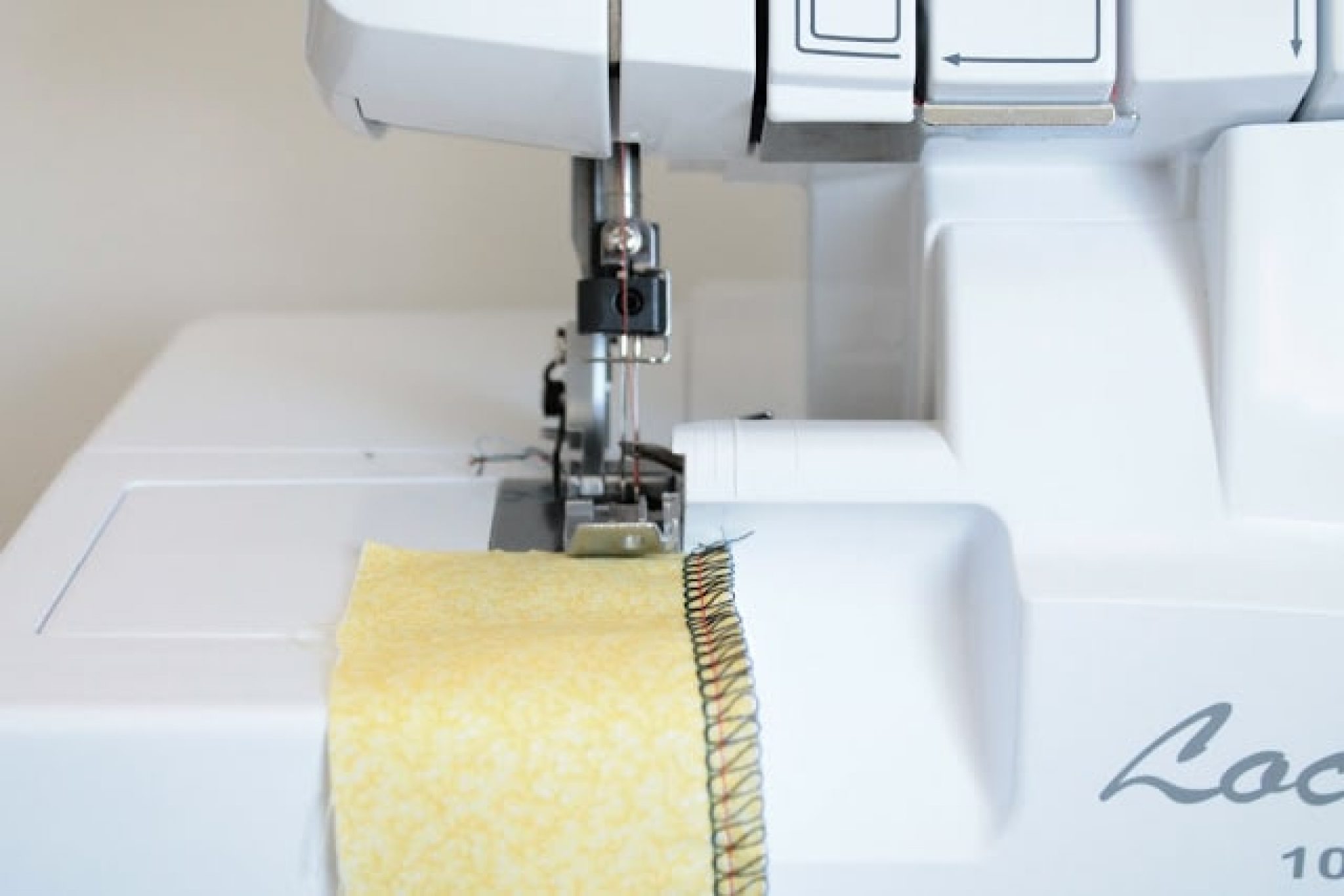 Consejos para configurar la tensión de tu overlock MundoCosturas.es